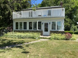 11317 E Shore Dr in Whitmore Lake, MI - Building Photo