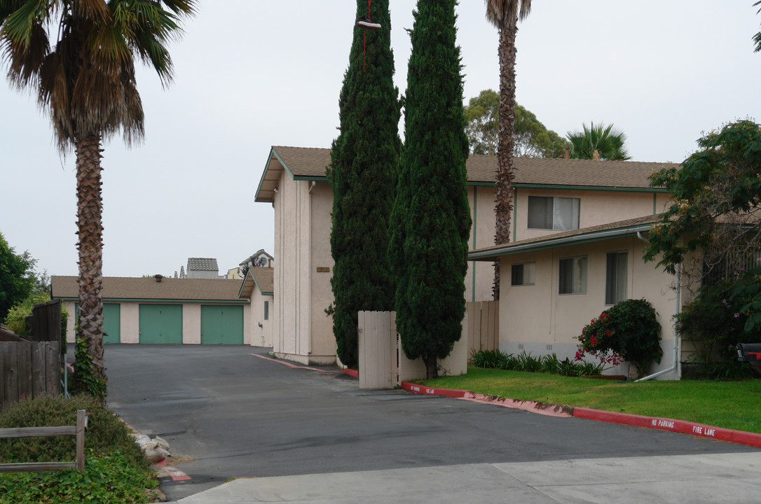 West Drive Apartments in Vista, CA - Foto de edificio