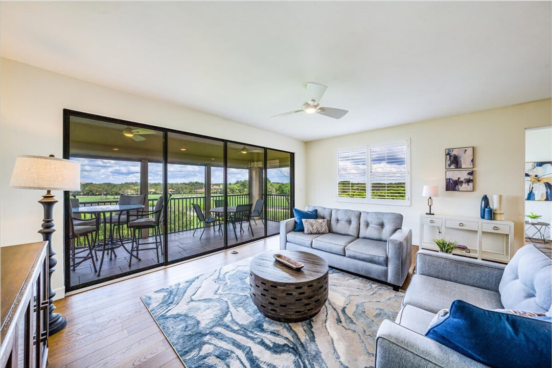 7008 Pelican Bay Blvd in Naples, FL - Building Photo
