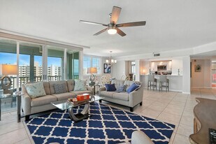 25 Bluebill Ave in Naples, FL - Building Photo