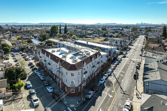 The Kensington Plaza in Oakland, CA - Building Photo - Building Photo