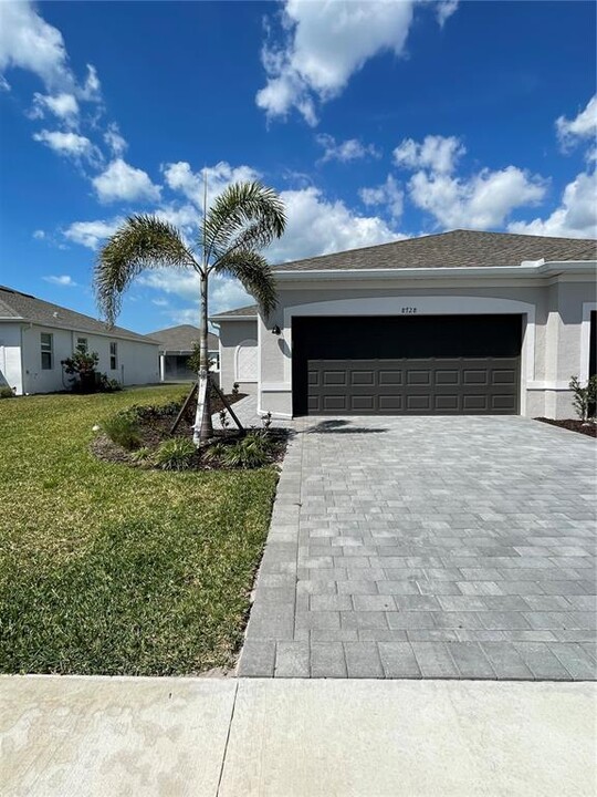 8728 St Kitts Cir in Englewood, FL - Building Photo