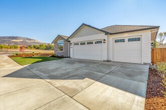 3888 Wyoming Ln in Medford, OR - Building Photo - Building Photo