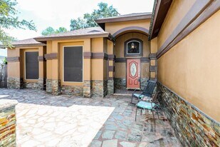 1237 Whisper Hill Dr in Laredo, TX - Building Photo