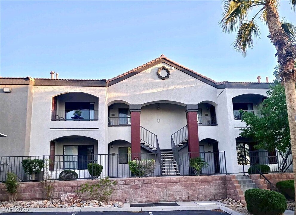 950 Seven Hills Dr in Henderson, NV - Foto de edificio