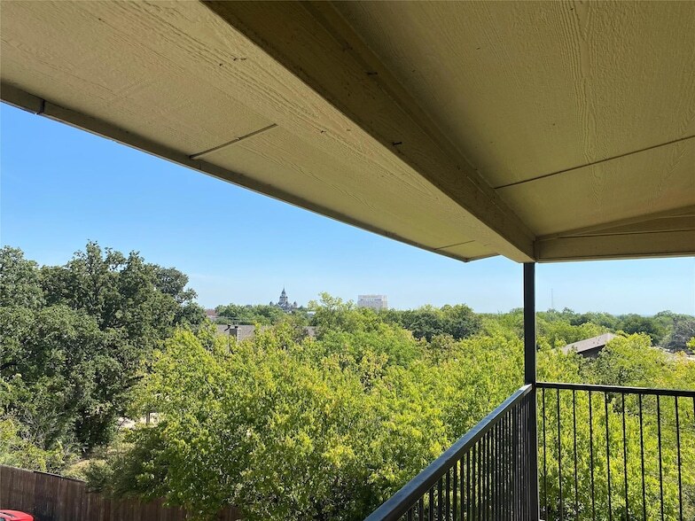 701 W Sycamore St, Unit 308 in Denton, TX - Building Photo