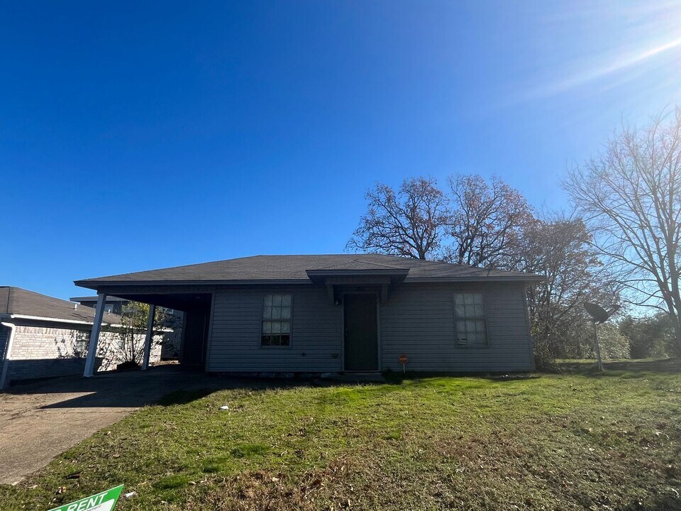 1311 S Houston Ave in Russellville, AR - Building Photo