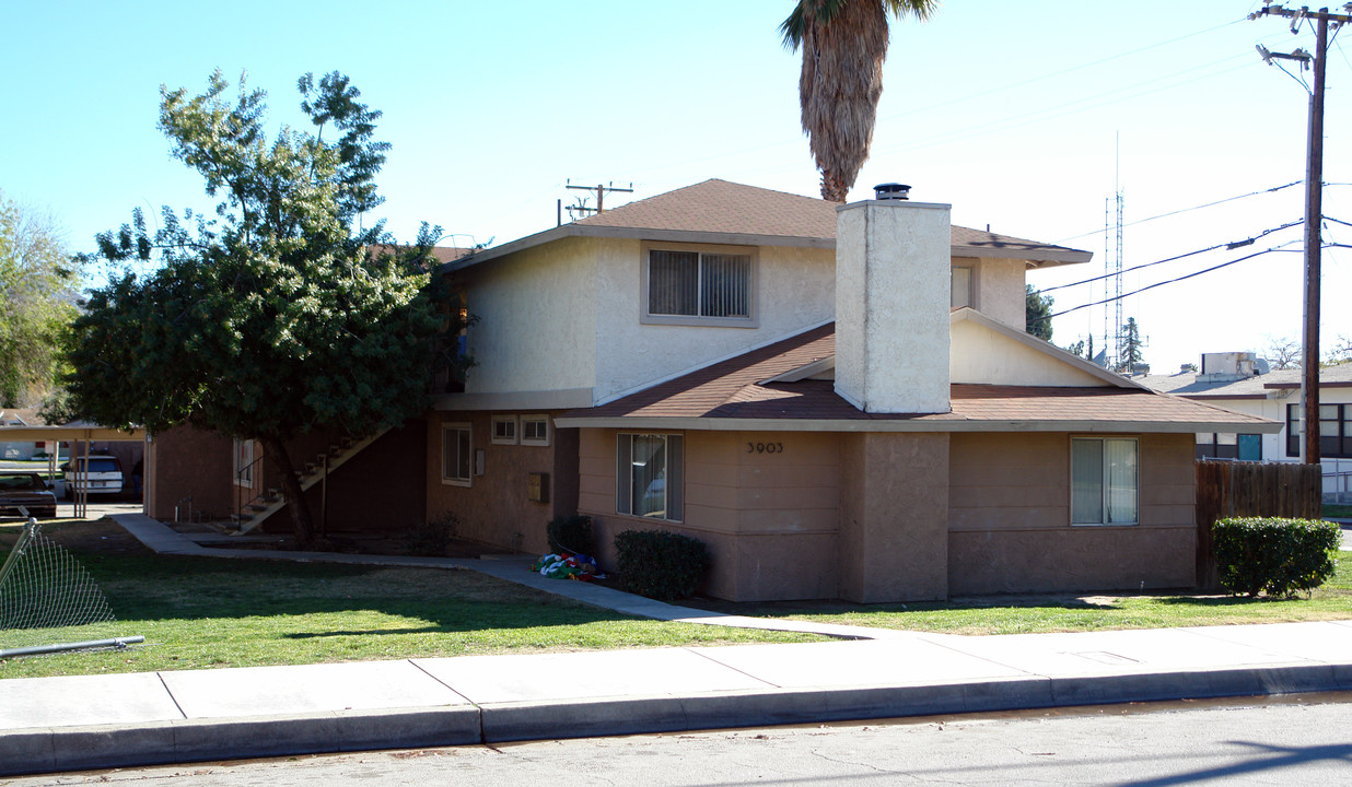 3903 Mountain View Ave in San Bernardino, CA - Foto de edificio