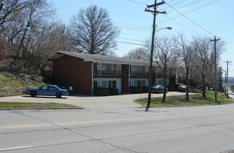 Redwood Apartments I in Des Moines, IA - Building Photo - Building Photo