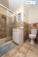 1365 1st Ave, Unit A in New York, NY - Foto de edificio - Building Photo