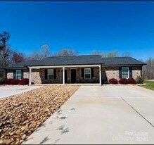 4421 Dillbrook Ln in Denver, NC - Building Photo
