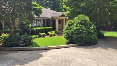 4615 Mystic Dr NE in Atlanta, GA - Building Photo - Building Photo