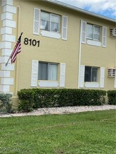 8101 Country Rd in Ft. Myers, FL - Foto de edificio - Building Photo