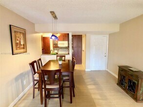 10026 Winding Lake Rd in Sunrise, FL - Foto de edificio - Building Photo