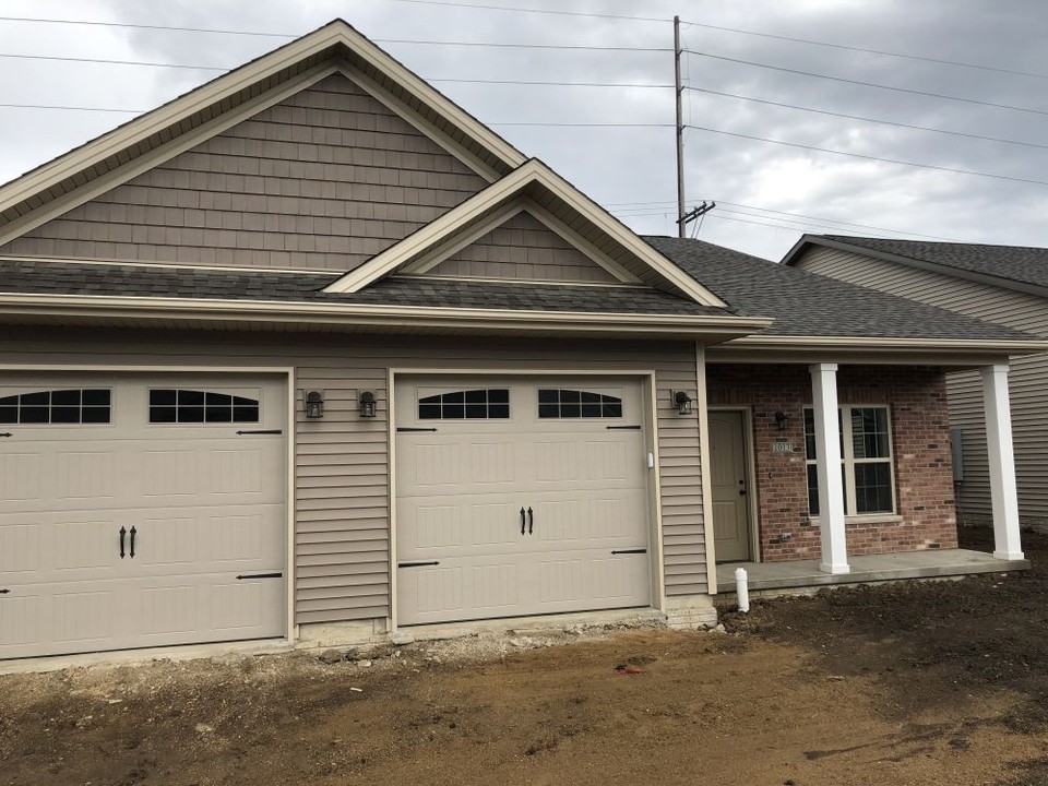 White Oak Villas in Normal, IL - Building Photo