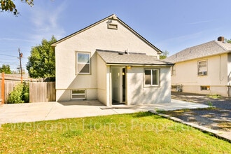 316 SE 4th St in College Place, WA - Building Photo - Building Photo
