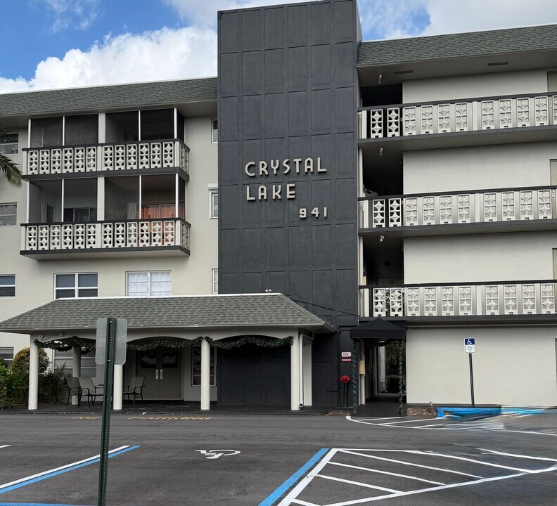 941 Crystal Lake Dr, Unit 312 in Deerfield Beach, FL - Foto de edificio