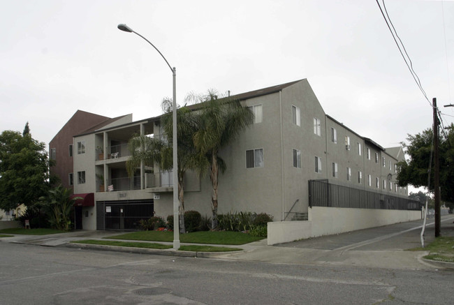 White Street Apartments in Sun Valley, CA - Foto de edificio - Building Photo