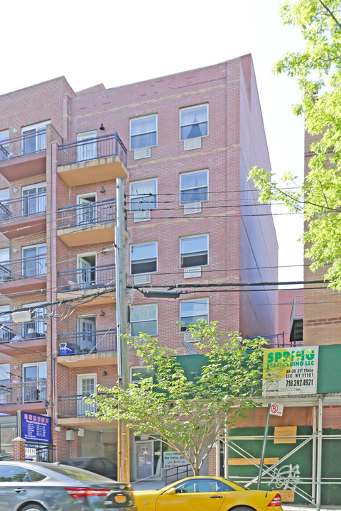 138-06 35th Ave in Flushing, NY - Building Photo