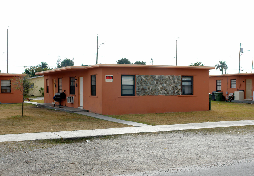 703-719 NW 9th Ave in Homestead, FL - Foto de edificio