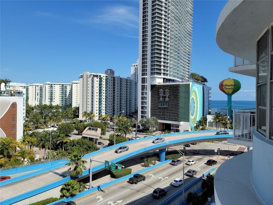 1801 S Ocean Dr in Hallandale Beach, FL - Building Photo