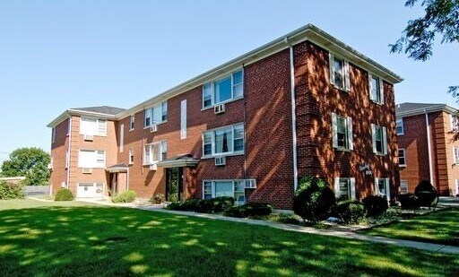 1900 Parkside Dr in Park Ridge, IL - Building Photo