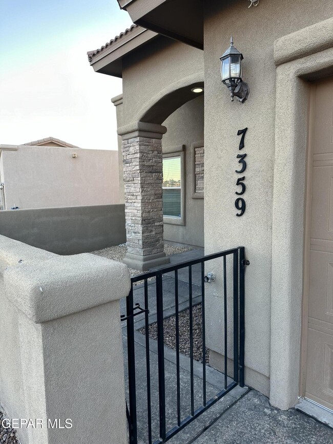 7359 Via Canutillo Dr in El Paso, TX - Building Photo - Building Photo