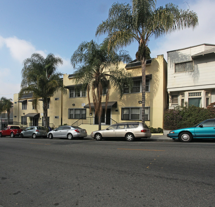 445 Lucas Ave in Los Angeles, CA - Foto de edificio