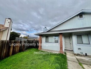 827 Crested Dr in Suisun City, CA - Building Photo - Building Photo