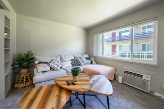 Country Club Apartments in Sacramento, CA - Building Photo - Interior Photo