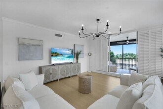 8720 Bay Colony Dr in Naples, FL - Building Photo - Building Photo