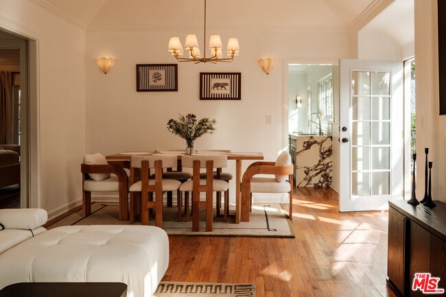 property at 866 N Doheny Dr