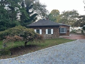 34 Knoll Top Rd in Stony Brook, NY - Foto de edificio - Building Photo