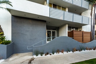 519 California Ave. 205 in Santa Monica, CA - Building Photo - Building Photo