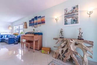 121 Golden Isles Dr in Hallandale Beach, FL - Foto de edificio - Building Photo