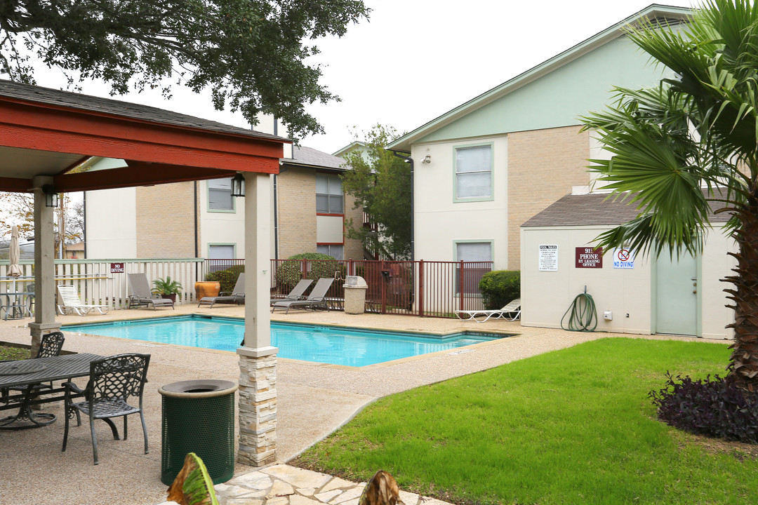 Langtry Apartments in San Marcos, TX - Foto de edificio