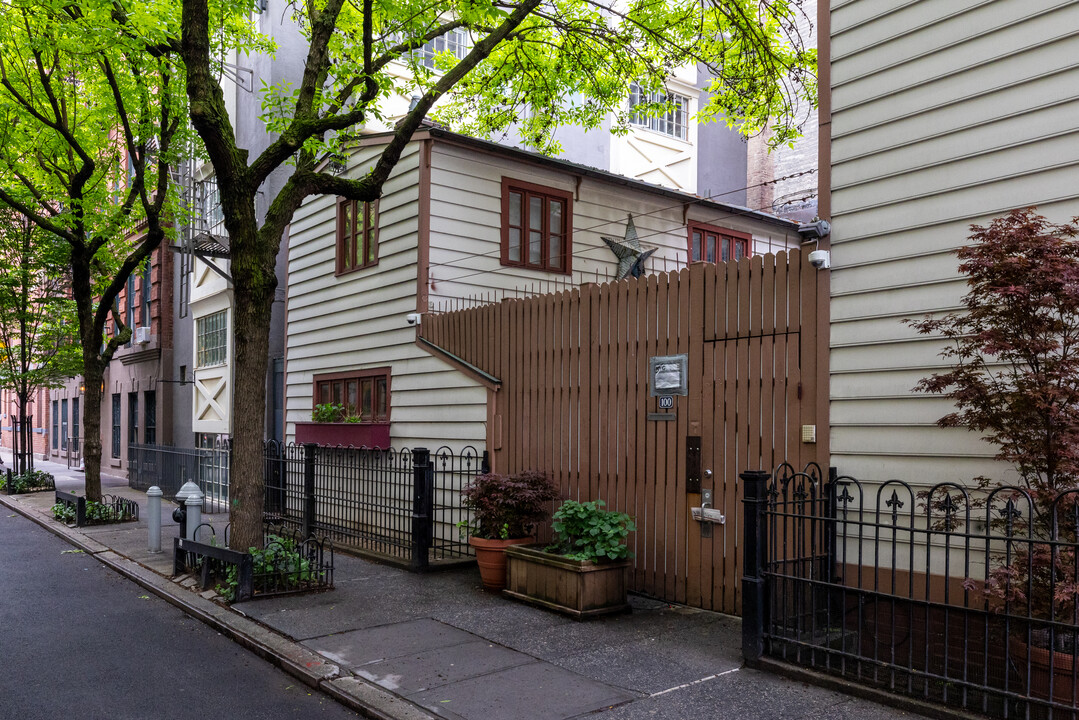 100 Bedford St in New York, NY - Building Photo