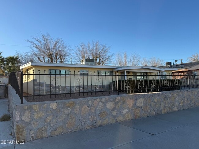 10180 Saigon Dr in El Paso, TX - Building Photo - Building Photo