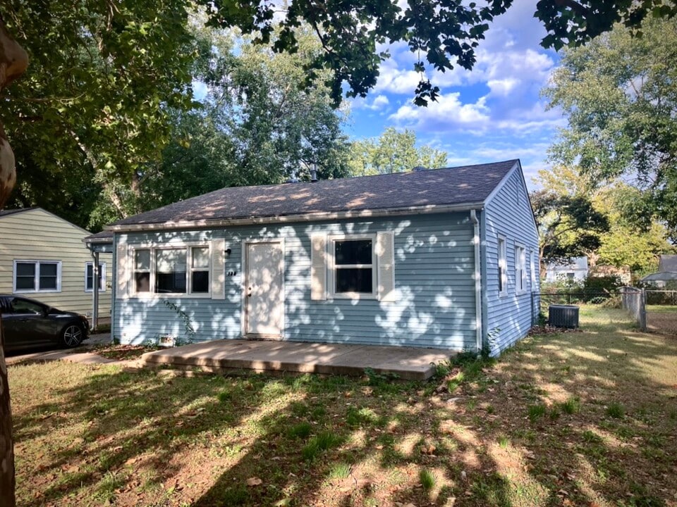 138 Wire Ave in Haysville, KS - Foto de edificio