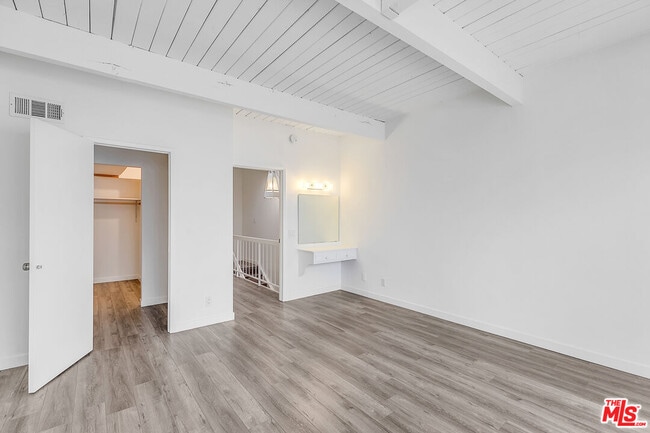 property at 5447 Zelzah Ave