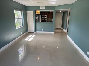 1010 Lake Shore Dr in Lake Park, FL - Building Photo - Building Photo