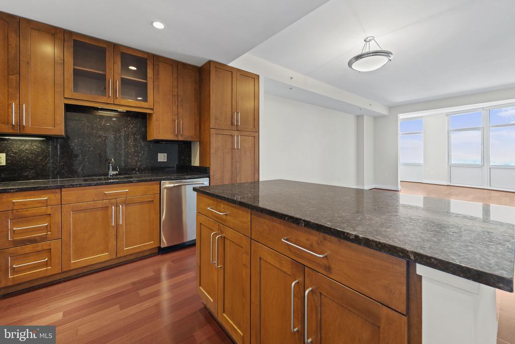 8220 Crestwood Heights Dr in McLean, VA - Building Photo