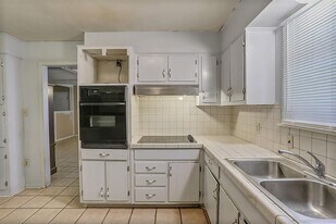 1403 Tanglewood Dr in Clinton, MS - Building Photo