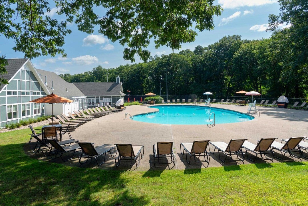 The Commons at Windsor Gardens in Norwood, MA - Foto de edificio