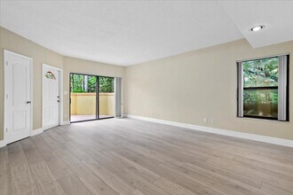 41 Uno Lago Dr in North Palm Beach, FL - Building Photo - Building Photo