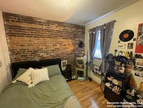 218 W 8th St, Unit 3 in Boston, MA - Foto de edificio - Building Photo