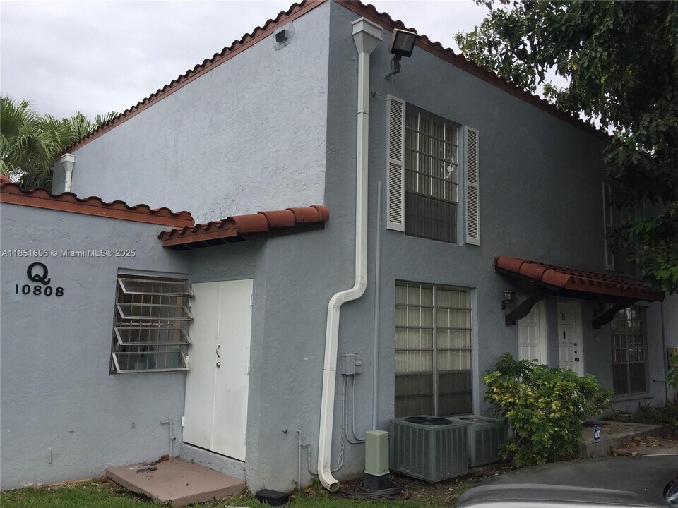 10808 N Kendall Dr in Miami, FL - Building Photo