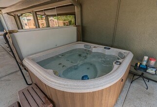 15602 N 56th Pl in Scottsdale, AZ - Foto de edificio - Building Photo