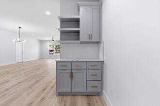 7040 Kinney St in Houston, TX - Building Photo - Building Photo