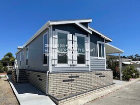 141 Douglas Dr in Oceanside, CA - Building Photo
